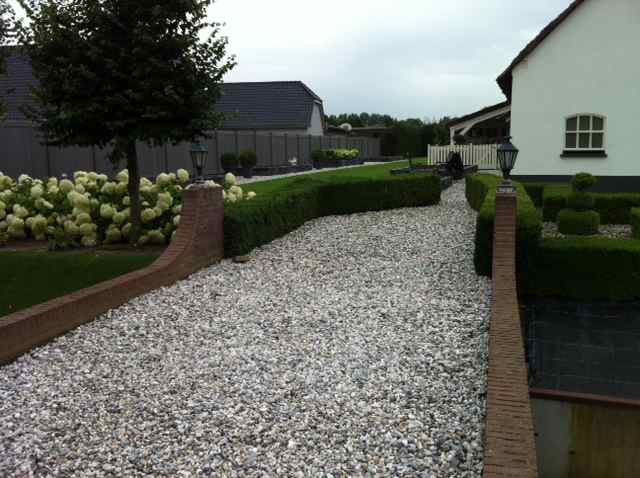 Wit grind op de oprit 8/16