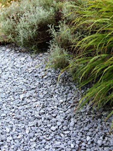 Ardenner split grijs 8 - 16mm in aangelegde siertuin