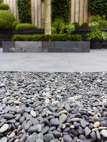 Beach pebbles zwart 8 - 16mm aangelegde tuin