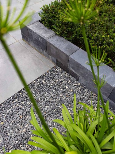 Beach pebbles zwart 8 - 16mm aangelegde tuin