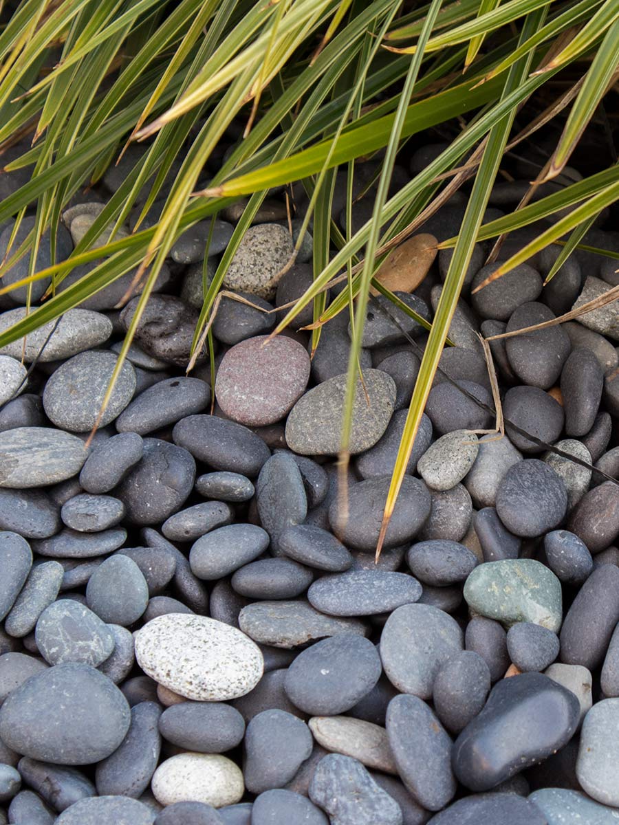 Beach pebbles zwart 16 - 25mm aangelegd tuin