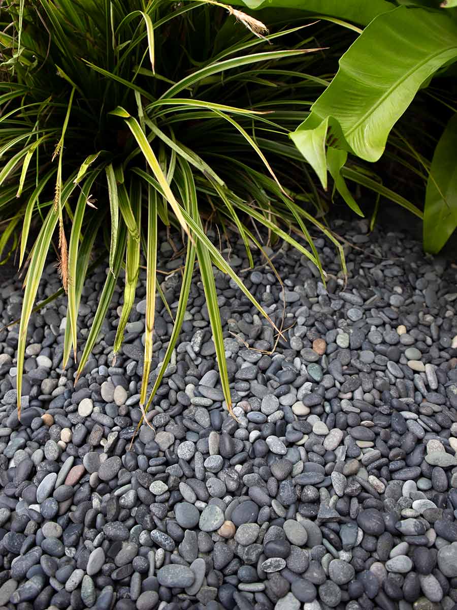 Beach pebbles zwart 5 - 8mm (populair) aangelegd