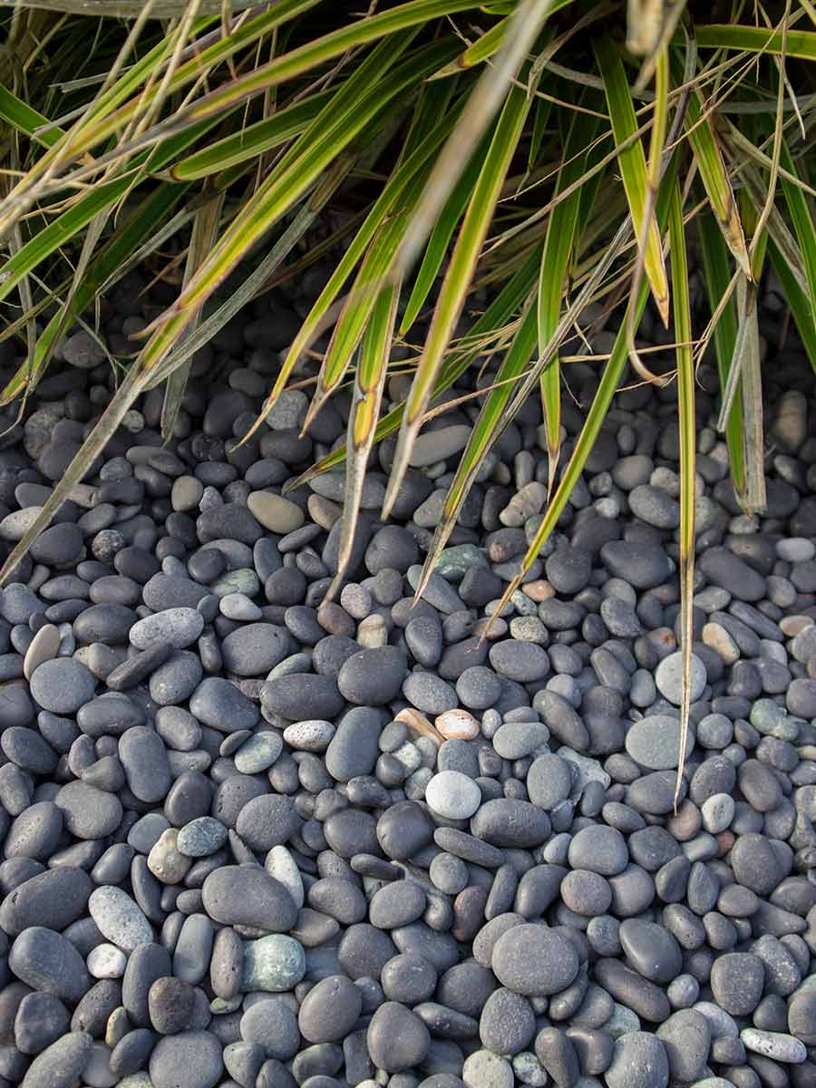 Beach pebbles zwart 8 - 16mm aangelegd