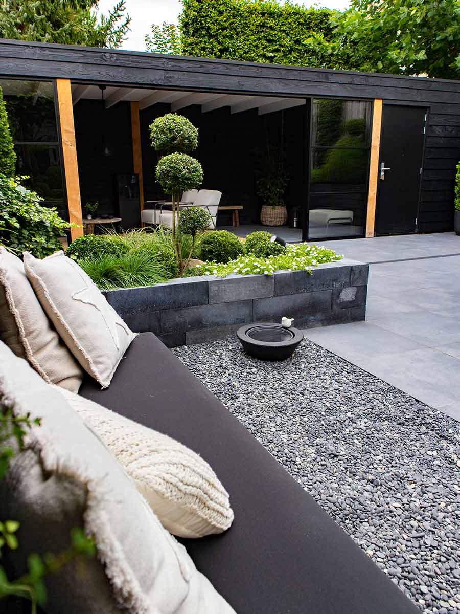 Beach pebbles zwart 8 - 16mm aangelegde tuin