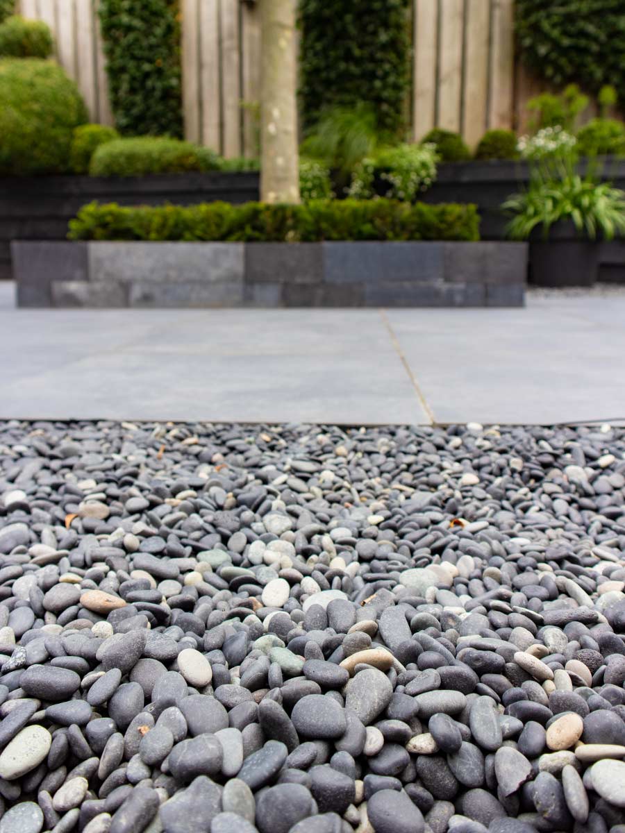 Beach pebbles zwart 8 - 16mm aangelegde tuin