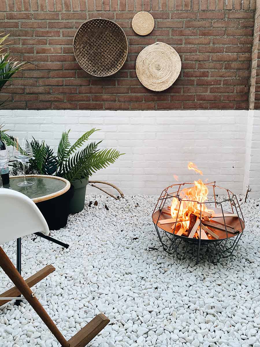 Crystal white grind 16 - 25mm aangelegd i.c.m. de Mood&Fire Vuurschaal LOW