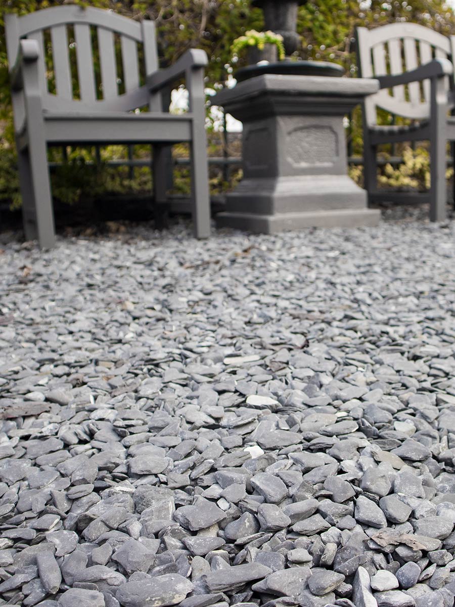 Flat Pebbles zwart 15 – 30mm aangelegde tuin
