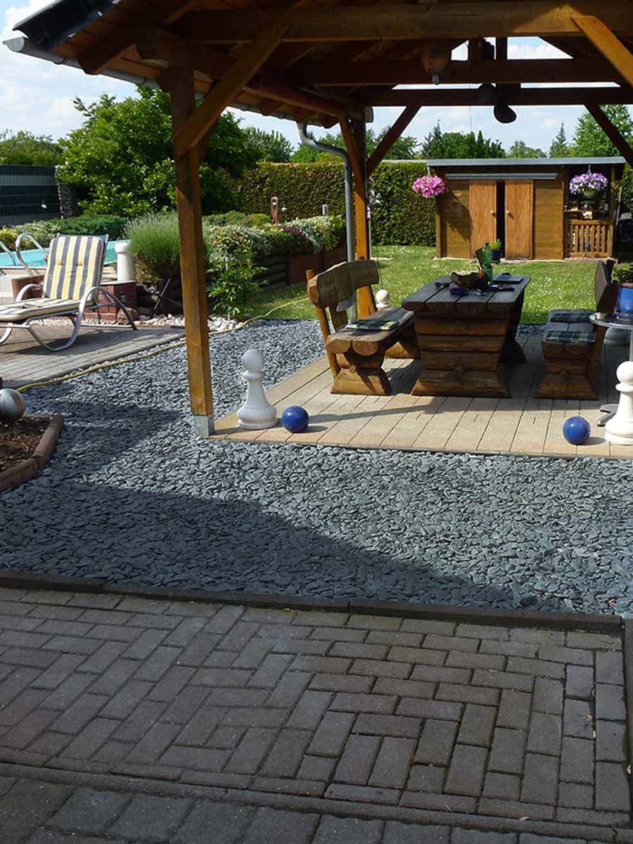 Flat Pebbles zwart 30 - 60mm (3 - 6cm) aangelegd 