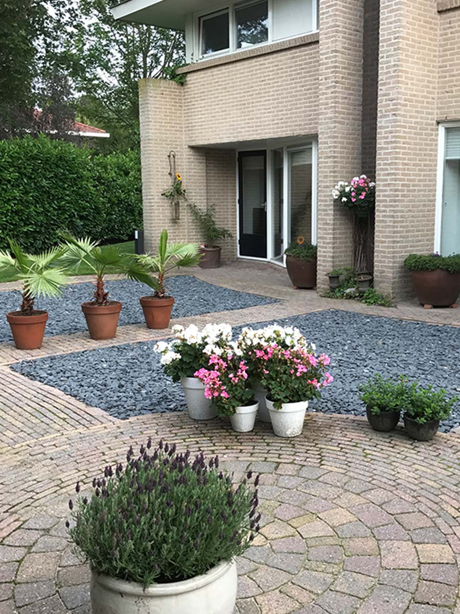 Flat Pebbles zwart 30 - 60mm (3 - 6cm) aangelegde siertuin