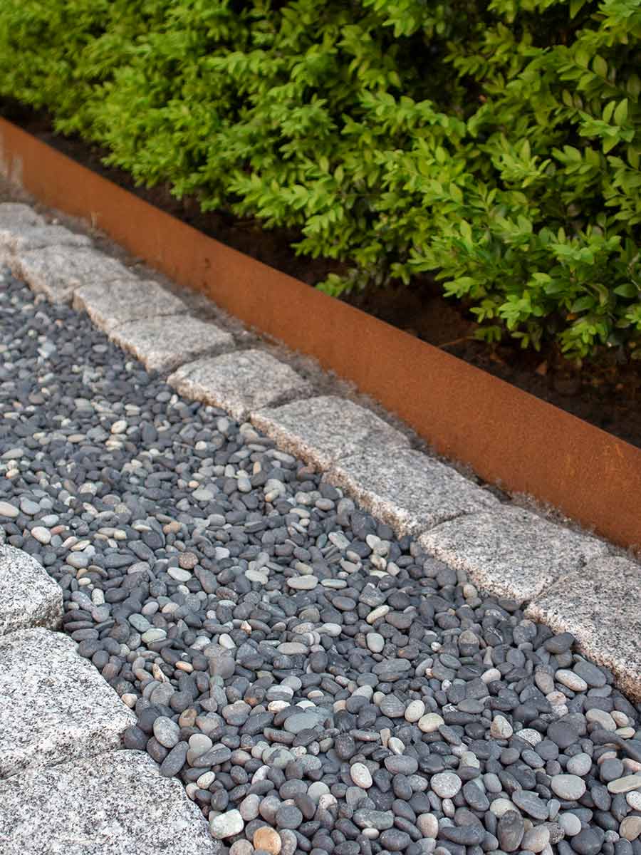 Beach pebbles zwart 5 - 8mm (populair) aangelegd