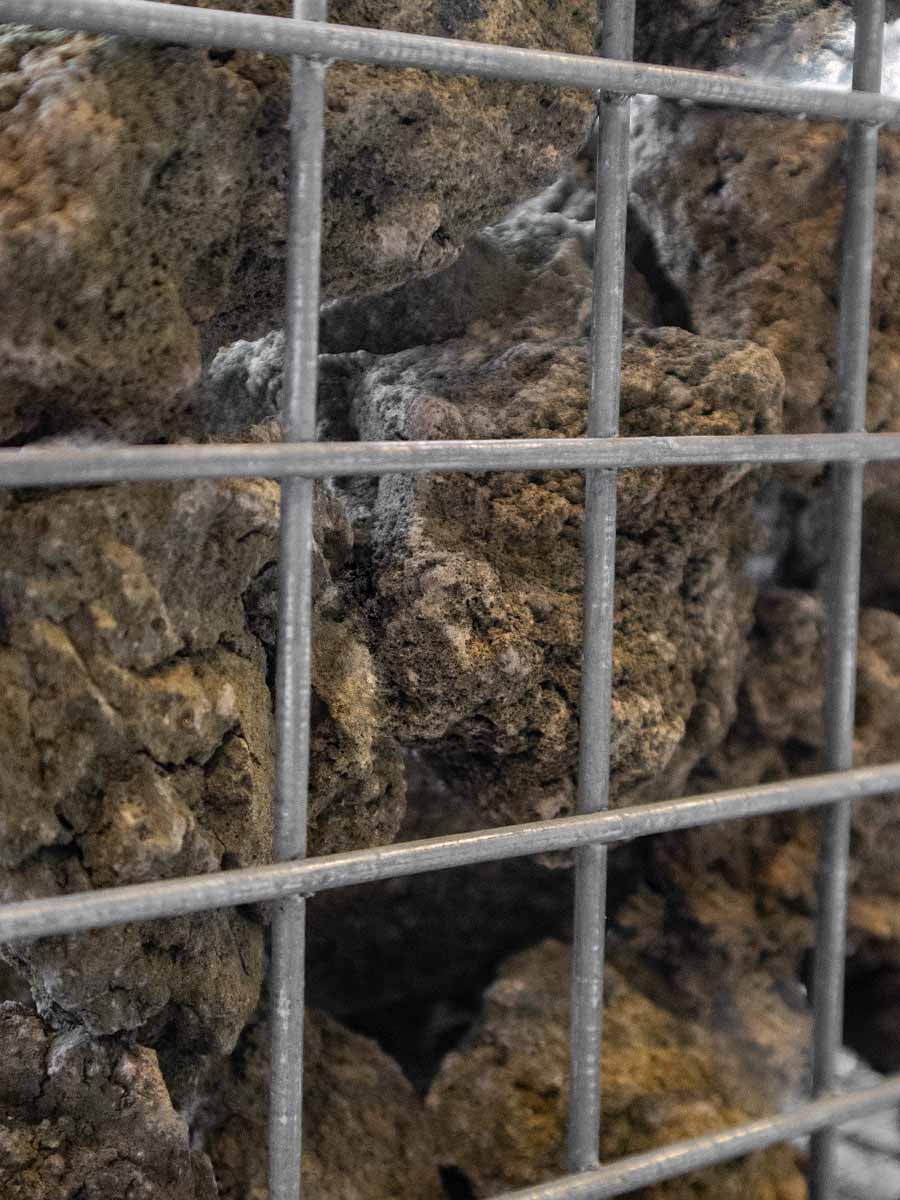 Lava brokken 56 - 120mm (5,6 - 12cm) aangelegd in korf