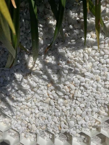 EuroGravel grindmatten PLUS wit, aangelegd met Crystal White split, onzichtbaar na aanleg