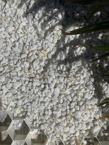 EuroGravel grindmatten PLUS wit, aangelegd met Crystal White split, onzichtbaar na aanleg