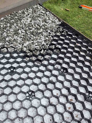 Twee pallets grindplaten EuroGravel PLUS zwart (85,1m2 = €9,45/m2)