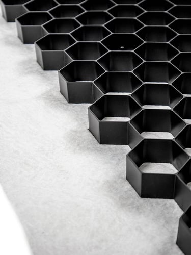 Vier pallets grindplaten EuroGravel PLUS zwart (170,2m2)