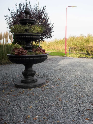 Flat Pebbles zwart 15 - 30mm aangelegde tuin