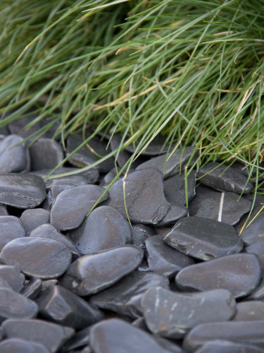 Flat Pebbles zwart 30 - 60mm (3 - 6cm) aangelegd
