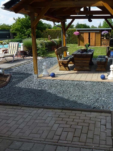 Flat Pebbles zwart 30 - 60mm (3 - 6cm) aangelegd 