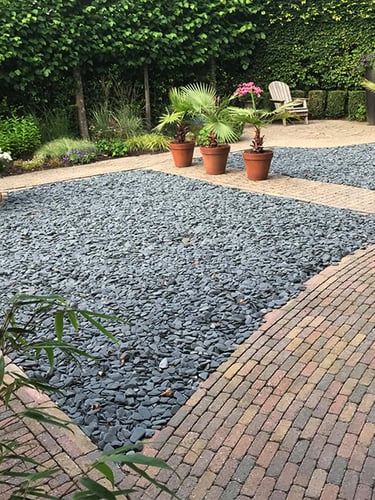 Flat Pebbles zwart 30 - 60mm (3 - 6cm) aangelegde siertuin