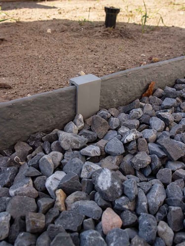 Multi-Edge ECO paaltjes grijs aangelegd via voorzijde / zichtzijde
