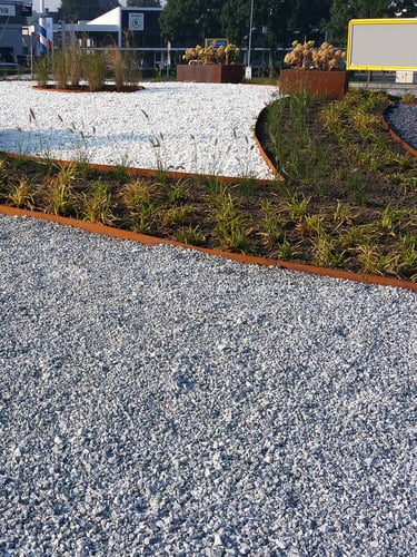 Ice blue split 16 - 32mm aangelegd met multi-edge cortenstaal