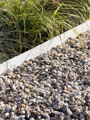 Wit grind tuin aangelegd met een multi-edge afboording