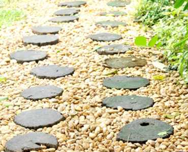 Stapstenen en grind, een perfecte combinatie voor in de Nederlandse tuin!