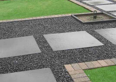 Tuinpad met Basalt split en tegels Tuinpad met Basalt split en tegels