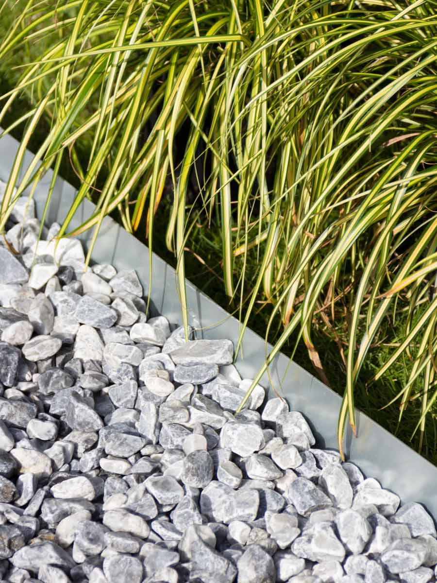 kantopsluiting aangelegd met ice blue grind kantopsluiting aangelegd met ice blue grind
